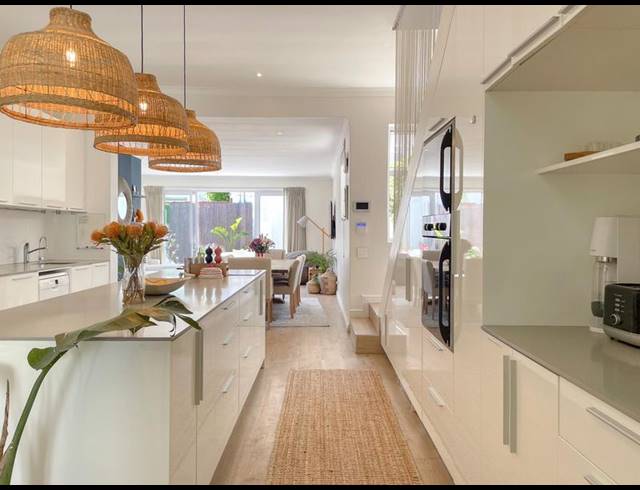 4 BEDROOM HOUSE FOR SALE IN SEA POINT